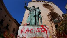 Abajo las pirámides