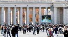 El Papa «enjaulado» se une a los enfermos de coronavirus «y a todos los que les cuidan»