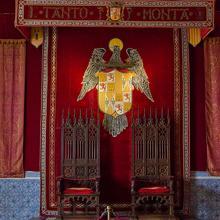 Vista de la sala del Trono, con el lema de los Reyes Católicos