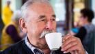 El consumo habitual de café se asocia a un menor riesgo de caídas en personas mayores