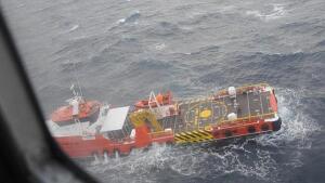 Operación de «máximo riesgo» en Galicia por el barco a la deriva