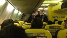 Viajeros de Ryanair llaman a la policía tras permanecer horas encerrados en un avión