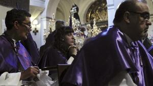 Miles de fieles abarrotan las procesiones del Jueves Santo en el centro de Madrid