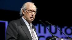 Miguel Boyer sigue en la UVI tras su operación, pero su evolución es satisfactoria
