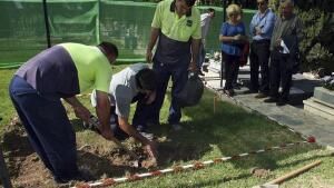 La primera exhumación de un bebé robado dictada por un juez avanza con lentitud