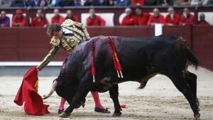 Faena contra viento y marea de Román en la espera a Pablo Aguado