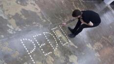El artista investigado por escribir «pederastia» con hostias consagradas planta al juez