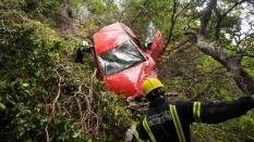 Herido un varón tras caer con su vehículo por un desnivel de cien metros en La Alberca