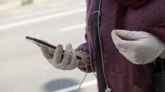 El Centro Europeo para la Prevención y Control de Enfermedades desaconseja el uso de guantes entre la población
