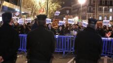Unas 500 personas se concentran ante la sede del PP en protesta por los supuestos sobresueldos