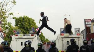 Más de 30 policías heridos por disturbios en Belfast