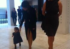 Harper Seven da primeros pasos de la mano de su mamá, Victoria Beckham
