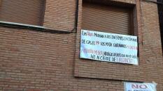 Un edil socialista cuelga de su balcón una pancarta que compara el PP con l0s nazis