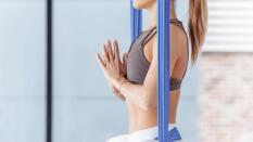 Aeroyoga: guía para ponerte en forma colgándote de una sábana