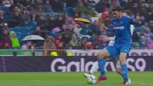 Grave error de Melero López al señalar penalti de Nacho sobre Jorge Molina