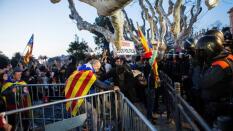 En directo: Los manifestanets acampados frente al Parlament abandonan la protesta y levantan las tiendas
