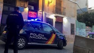 Detenido un ladrón grabado por un vecino cuando escalaba la fachada para entrar a un pub