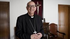 Juan José Omella: «Contra el coronavirus, a Dios rogando y con el mazo dando»