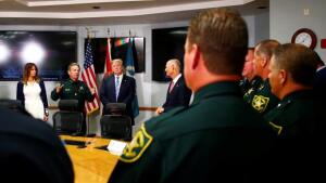 Trump apoya restringir la compra de armas en EE.UU. ante la presión popular