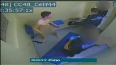 En vídeo: Detenido y desnudado en una comisaría golpea al policía con sus calzoncillos