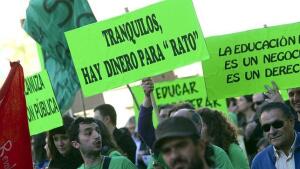 En directo: Tres detenidos en Sol tras el lanzamiento de botellas a la Policía