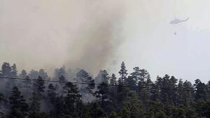 Medios terrestres trabajarán durante la noche para intentar controlar el incendio de Tenerife