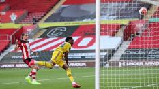 Un regalo del portero del Southampton devuelve el aliento al Arsenal
