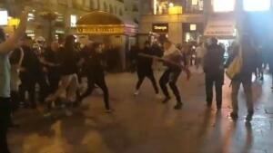 Un grupo de neonazis trata de reventar a golpes la manifestación independentista de Sol