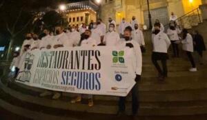 Cocineros y hosteleros se tomaron las uvas ante la catedral de Albacete