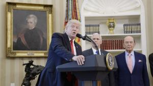 Trump firma dos decretos para frenar los abusos en comercio exterior