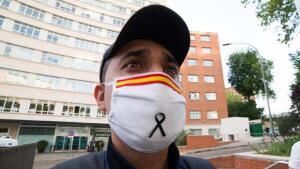 El embozo caído