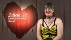 Una comensal espanta con sus preguntas a su pareja: «¿Eres pro armas?»