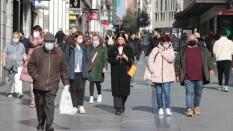 La mascarilla no desaparece de las calles pese a no ser obligatoria: «Es muy pronto»