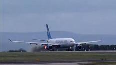 Un avión sufre una misteriosa explosión en un motor durante el despegue en Manchester