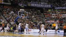 Llull corona al Real Madrid con una canasta mágica