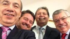 La moda de los «selfies» llega a los expresidentes latinoamericanos