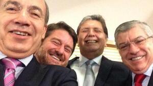 La moda de los «selfies» llega a los expresidentes latinoamericanos