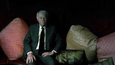 Eduardo Mendoza le pone humor a la crisis