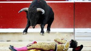 Gonzalo Caballero, herido en el escroto, sale a hombros en San Fermín