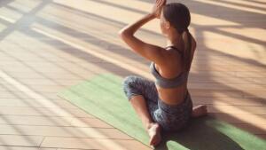 Tres posturas de yoga para empezar el día con buen pie