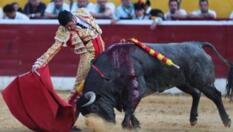 Soberbia torería de Emilio de Justo con dos adolfos de enfermería en Huesca