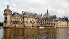 Chantilly pide limosna para mantenerse en pie