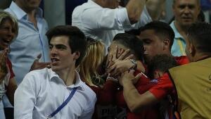 El fogoso beso de Carrasco con su novia modelo tras el gol del empate