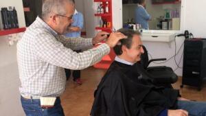 Zapatero, de peluquería en Canarias