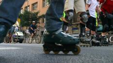 Muere tras deslizarse por una cuesta en patines y caer en una cuneta
