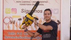Christian López, el español con más récords Guinness, logra su plusmarca número 66 con una motosierra sobre su frente