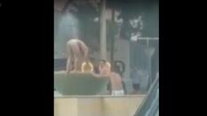 El polémico vídeo que muestra cómo unos turistas se bañan desnudos en una fuente pública en Mallorca