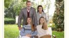 Los Reyes felicitan la Navidad con una foto desde La Zarzuela junto a sus hijas