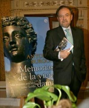 Antonio Burgos dice que su antología de  artículos sobre Sevilla es un homenaje a sus lectores
