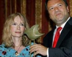 La actriz Mia Farrow pide en Sevilla «protección» para la población de Darfur